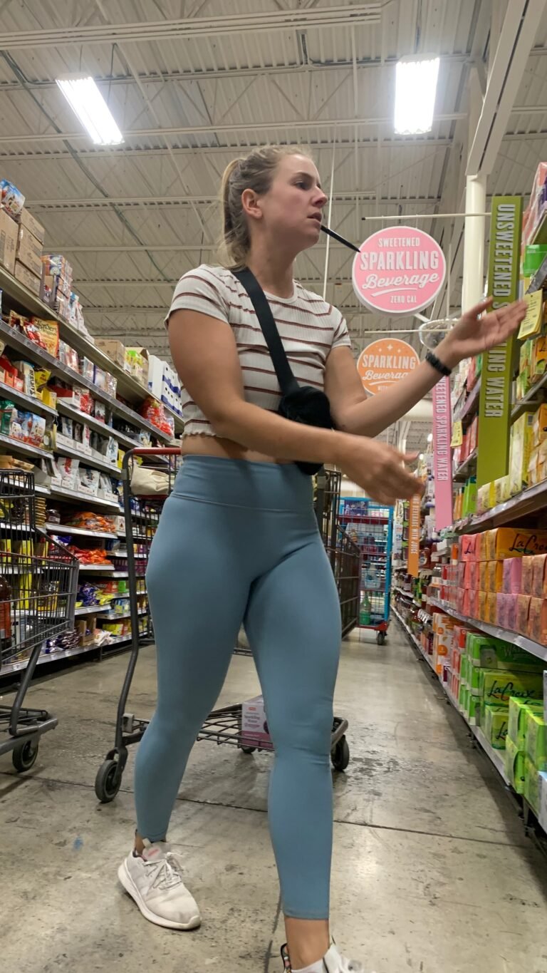 Teen bendover in supermarket candid