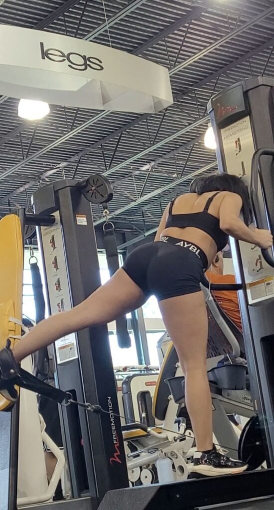 Gym latina girl workout creepsots